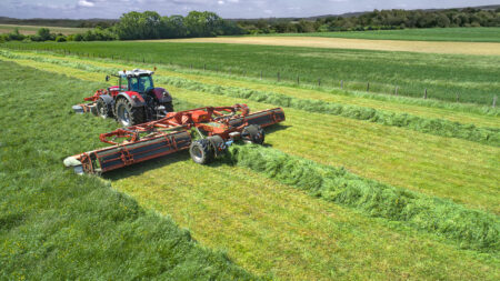 Der Mähknickzetter FC 13460 RA bei der Arbeit auf einem Grünlandfeld.