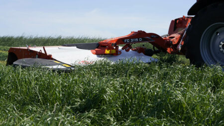 Le débattement du système de sécurité NON-STOP permet de protéger votre faucheuse-conditionneuse FC 3115 lors de la rencontre avec un obstacle.