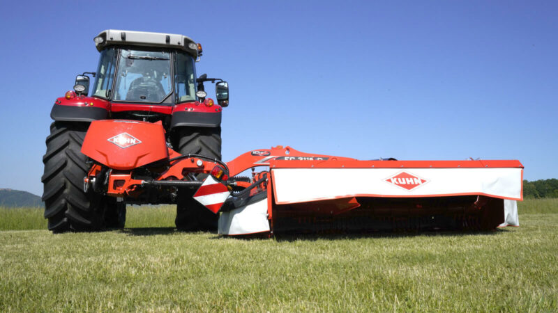 Photo de la faucheuse-conditionneuse portée  FC 3115 D en position statique dans un pré