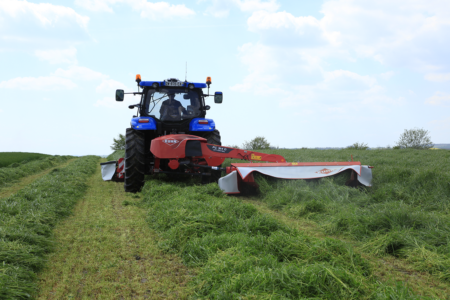 Kombinieren Sie Ihren FC 3125 F-Frontmähwerksaufbereiter mit einem FC-Heckmähwerksaufbereiter