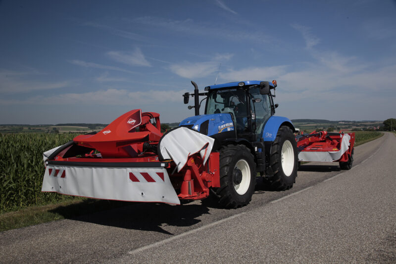 Photo de faucheuse-conditionneuse à disques fontale FC 3125 en position transport