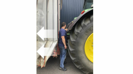 Vous pouvez accéder facilement à l'arrière du tracteur: les protecteurs avant de la faucheuse se rétractent en position repliée