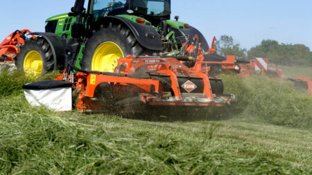 La faucheuse conditionneuse à tapis vous offre un conditionnement et andainage de qualité