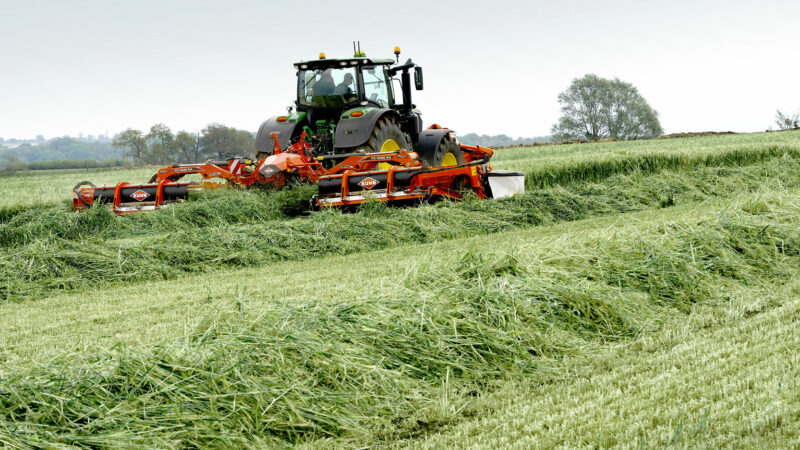 Photo de la faucheuse-conditionneuse triples FC 9330 RA à tapis regroupeurs