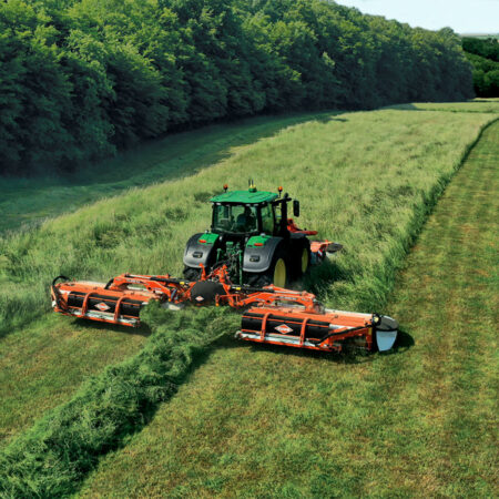 Photo de la faucheuse-conditionneuse triples à tapis FC 9330 RA au travail vue du dessus