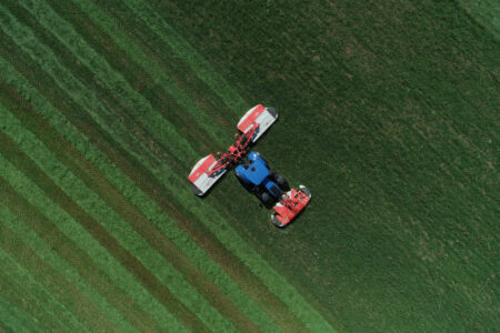 La FC 10030 réalisant des andains étroits