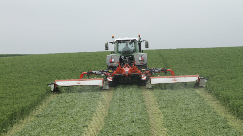 Photo de la faucheuse-conditionneuse à disques triples FC 10030, vue de face