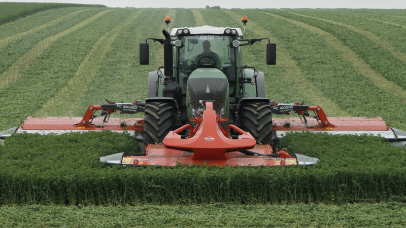 Photo  plan large de la faucheuse-conditionneuse à disques triples FC 10030 au travail