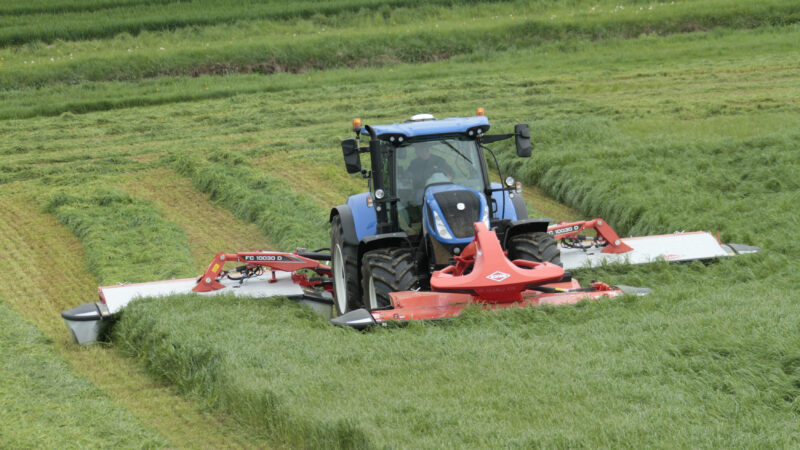 Photo de la faucheuse-conditionneuse triples FC 10030 KUHN au travail