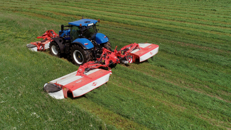 Photo de la faucheuse-conditionneuse à disques triples FC 10030 utilisant le relevage individuel du groupe de fauche