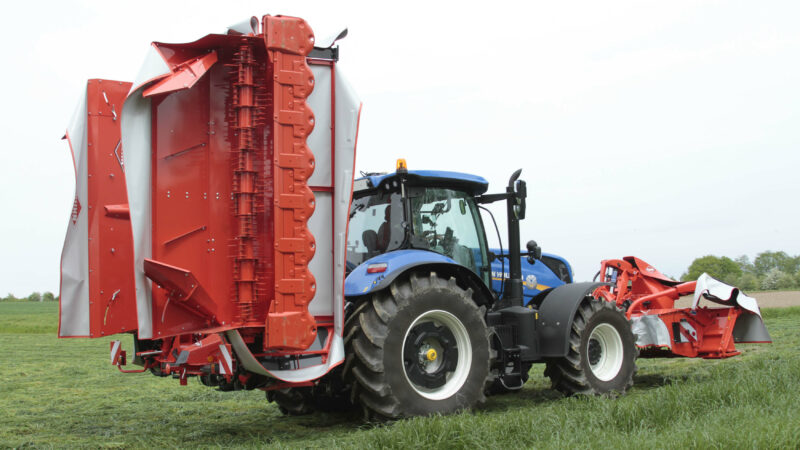 Photo de la faucheuse-conditionneuse à disques triples FC 10030 KUHN en position de transport