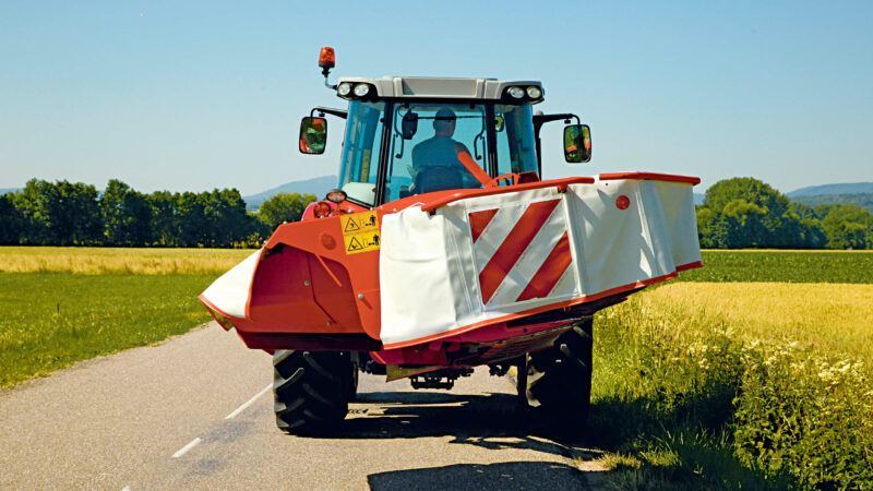 Photo de la faucheuse-conditionneuse portée FC 104 KUHN au transport