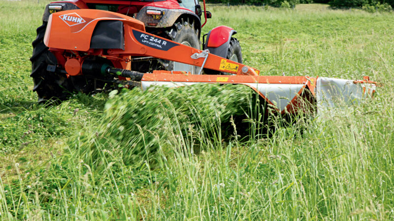 Photo de la faucheuse-conditionneuse portée FC 104 LIFT-CONTROL KUHN au travail