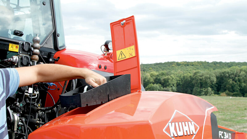 Photo de la boite à outil sur la faucheuse-conditionneuse portée FC 104 LIFT-CONTROL