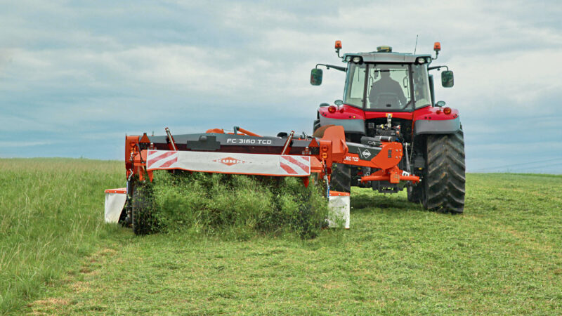 Photo de la faucheuse-conditionneuse FC 104 KUHN LIFT-CONTROL au travail