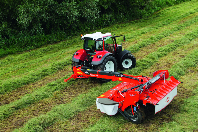 Photo de la faucheuse-conditionneuse traînée à timon central FC 3161 TCD en action