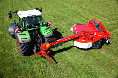 Der gezogene Scheibenmäher mit seitlicher Zugdeichsel am Feldende