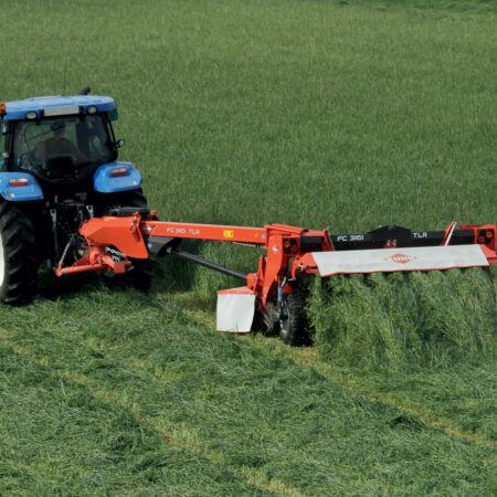 Photo de la faucheuse-conditionneuse à timon latéral  FC 3161TL au travail vue trois-quart arrière