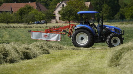 La garde au sol supérieur à 40cm vous permet de préserver les andains, et de passer au dessus sans les abimer.