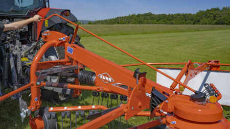 La hauteur de travail est réglable par manivelle facilement