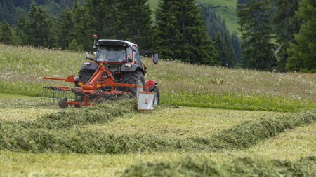 L'andain est déposé à droite, ce qui améliore le confort de travail de l'opérateur.