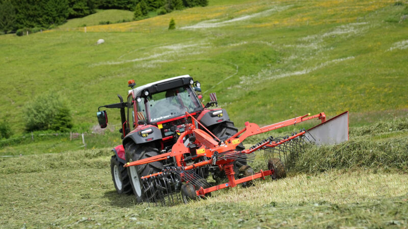 Photo vue arrière de l'andaineur monorotor porté  GA 3901 au travail