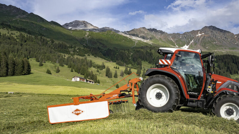Photo de l'andaineur monorotor GA 3901 KUHN au travail en montagne