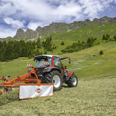 Photo de l'andaineur monorotor porté GA 3901 au travail en pente