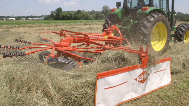 Photo de l'andaineur GA 4121 GM KUHN au travail