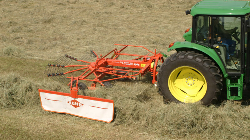 Photo vue arrière de l'andaineur monorotor porté GA 4121 GM au travail