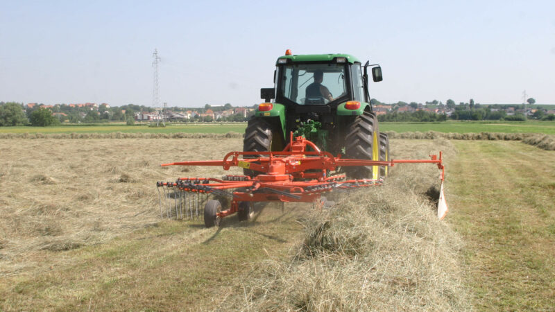 Photo de l'andaineur monorotor porté GA 4121 GM au travail