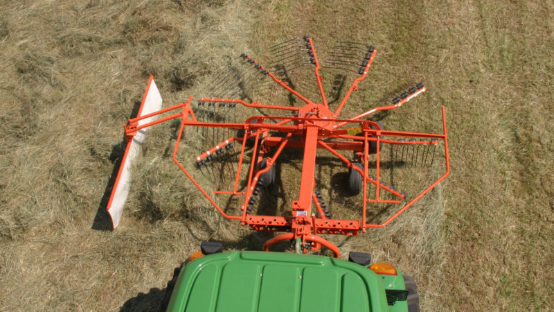 Photo vue avant de l'andaineur monorotor porté GA 4121 GM au travail