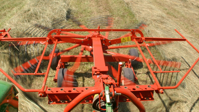 Photo de l'andaineur monorotor GA 4121 GM KUHN au travail