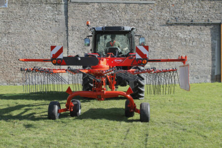 GA 1031 T en position passage d'andain