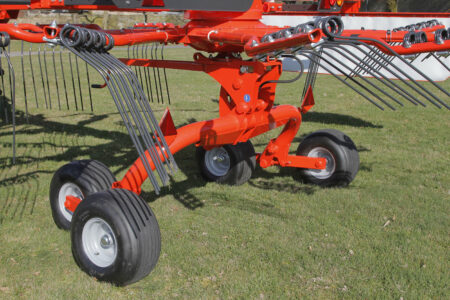 4 roues en position tandem, au plus près du rotor pour le suivi du terrain