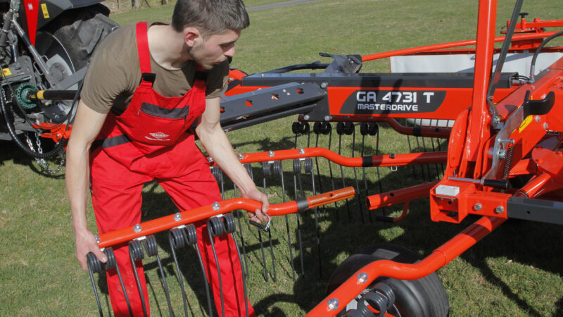 Photo du démontage des fourches de l'andaineur traîné GA 4731 T