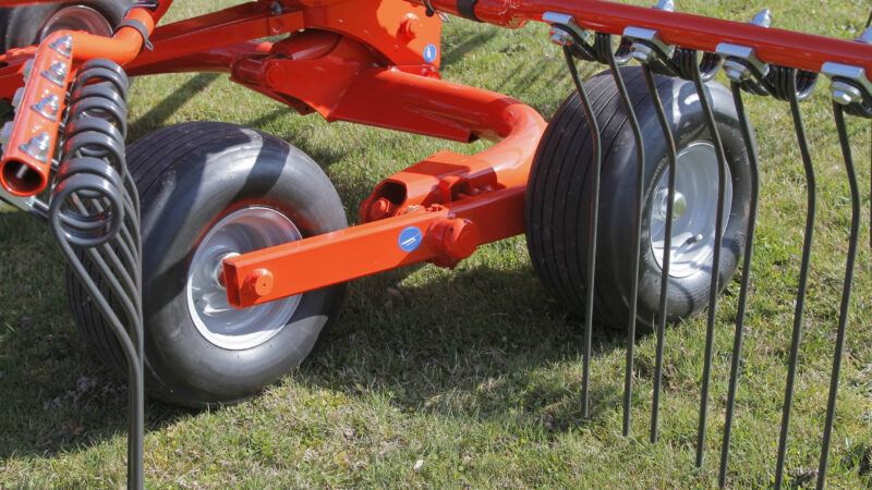Photo en gros plan des roues tandem de l'andaineur traîné GA 1031