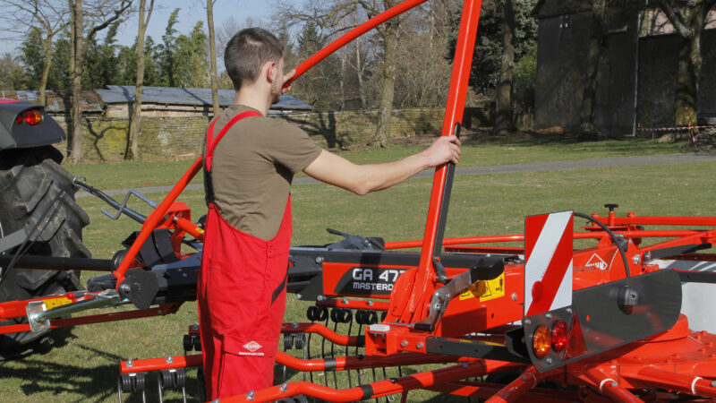 Photo déploiement des protecteurs sur l'andaineur traîné GA 4731 T