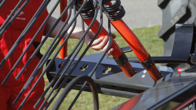 Photo en gros plan du support de rangement des fourches sur l'andaineur GA 4731 T