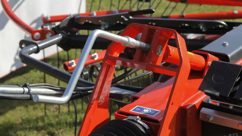 Photo en gros plan de la manivelle de réglage du piquage sur l'andaineur GA 4731 T