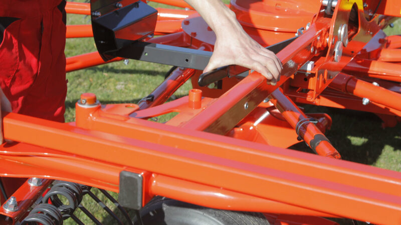 Photo en gros plan dépliage de la toile à andain sur l'andaineur GA 4731 T