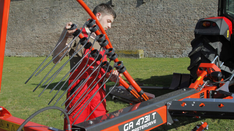 Photo du rangement des fourches dans le support sur l'andaineur traîné GA 4731 T