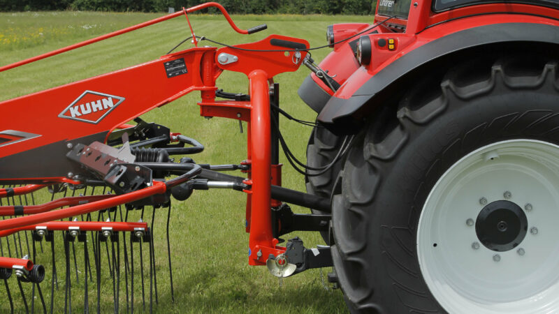 Photo de l'attelage de l'andaineur GA 1031 KUHN