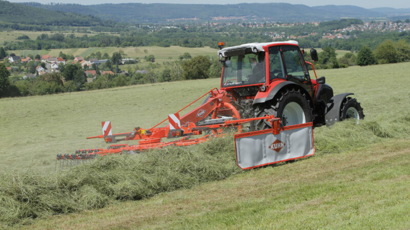 Photo de l'andaineur GA 4731 KUHN au travail