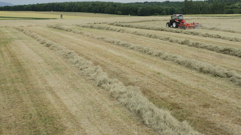 Photo de l'andaineur monorotor GA 4431 KUHN au travail