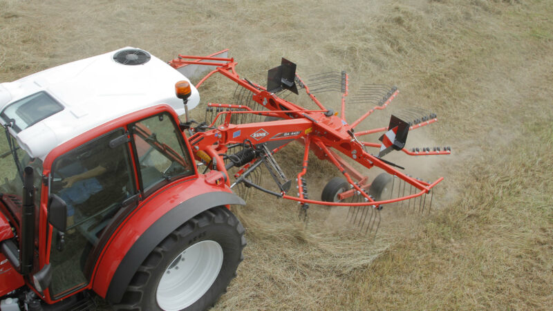 Photo de l'andaineur monorotor porté GA 4431 au travail