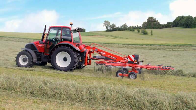 Photo de l'andaineur monorotor porté GA 5031 au travail