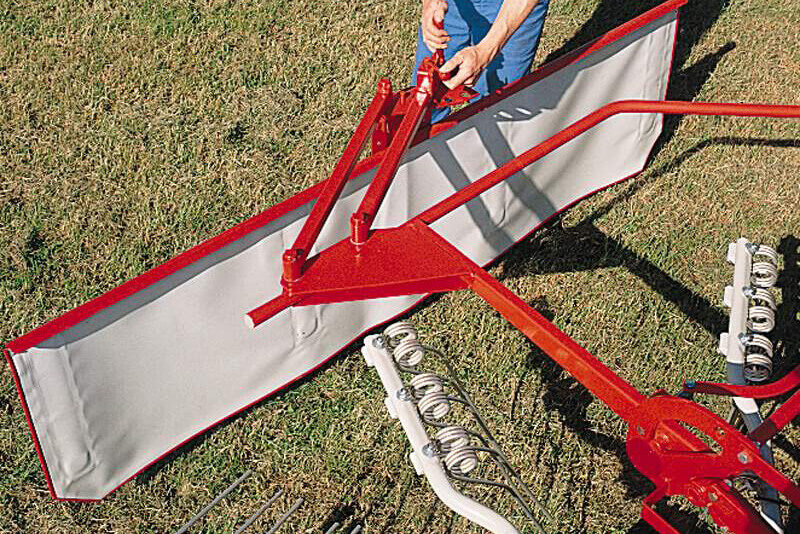 Photo an gros plan du réglage de la toile d'andainage du GA 3801 GM