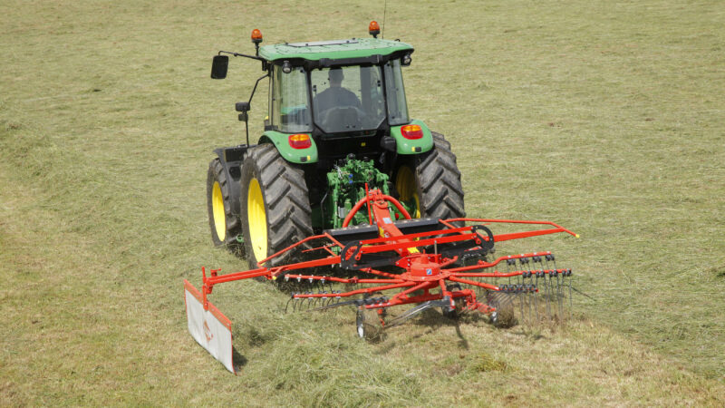 Photo de l'andaineur monorotor GA 3801 GM KUHN en action