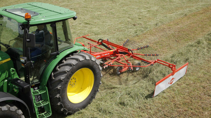 Photo de l'andaineur monorotor GA 3801 GM au travail vue de devant
